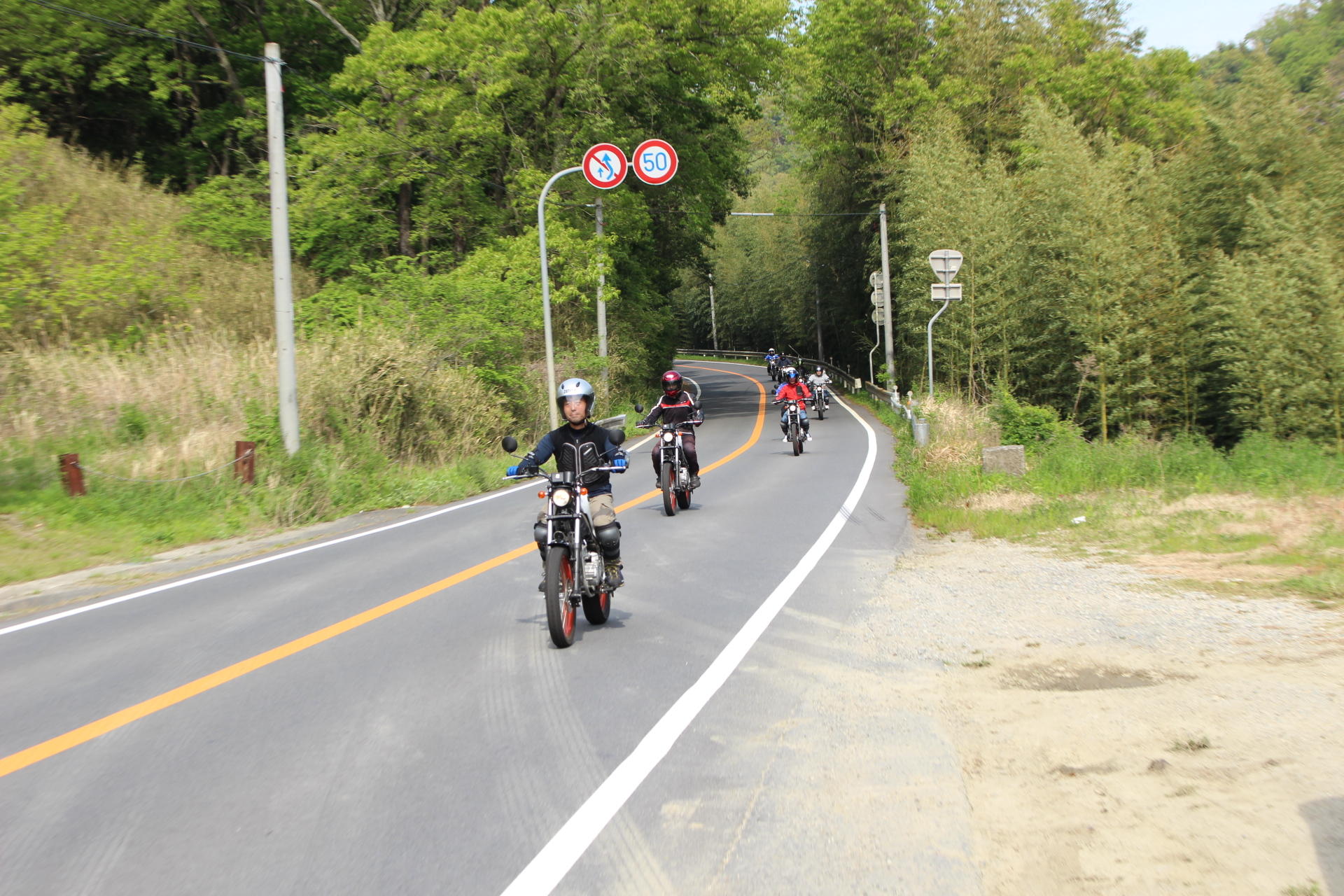 木津川沿いの帰り道、写真隊が待ち構えています