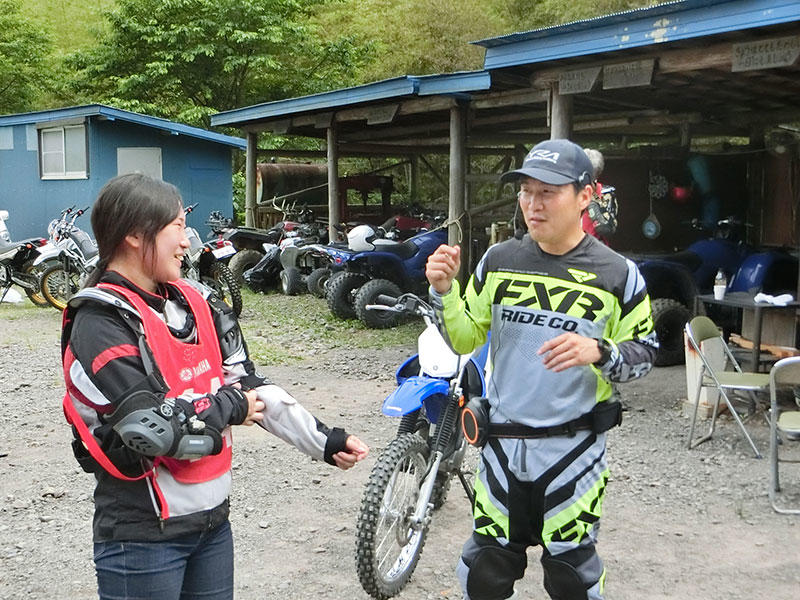 今回メインのインストラクターを務める元モトクロスＩＡライダー中澤さん、全日本スノーモービルでチャンピオンになった事もある何でも出来ちゃうすごい人！