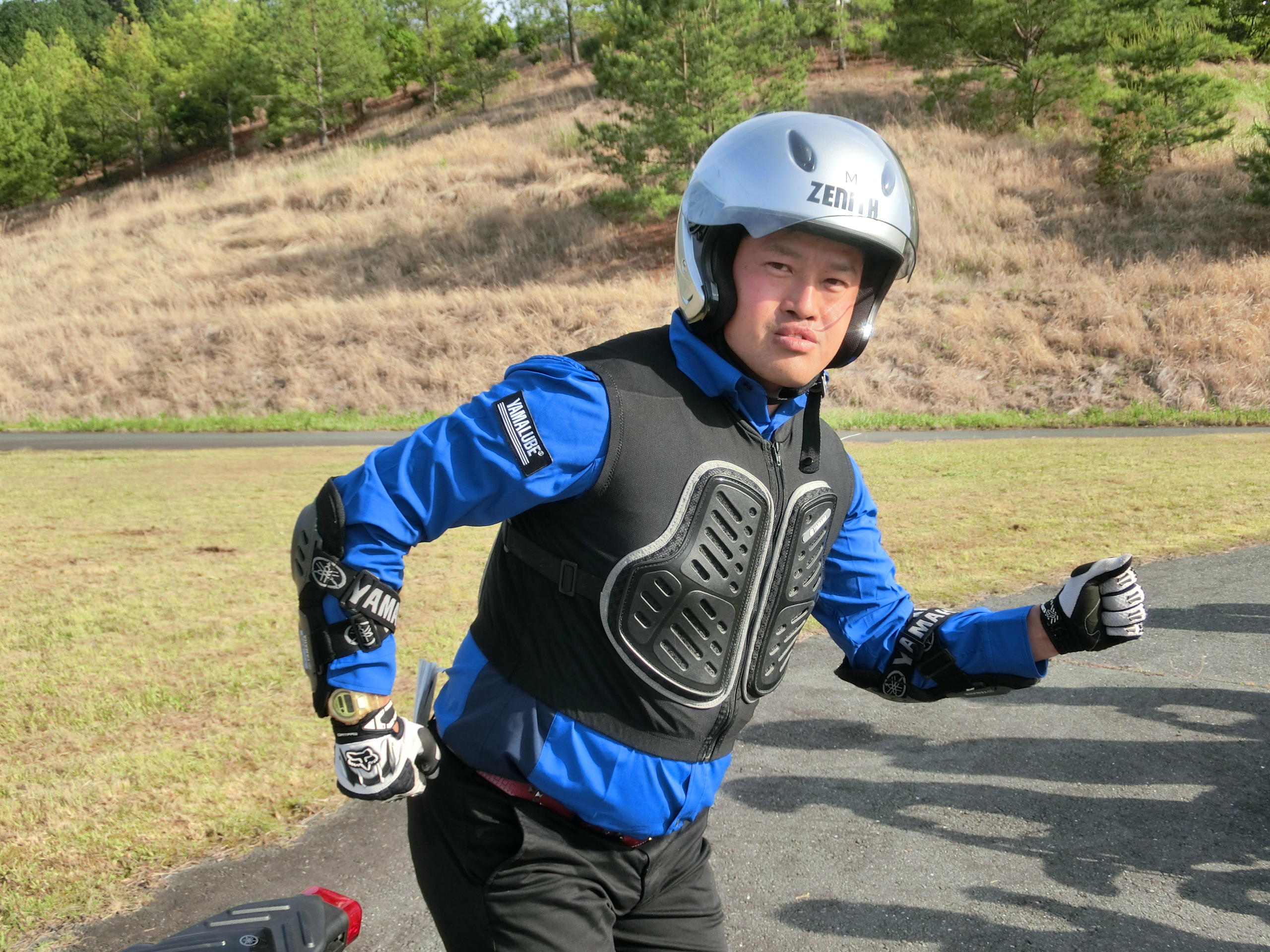 今日は教室でインストラクターを務める僕と一緒に、親子バイク教室「サーキットコース」の様子をのぞいてみましょう！準備はいいかな？！LET'S GO!!