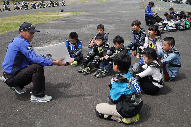 教室では休憩中に交通安全の紙芝居を実施。「こんな時どうする？この行動は正しいかな？」様々な事例を挙げて、子供に問いかけます。