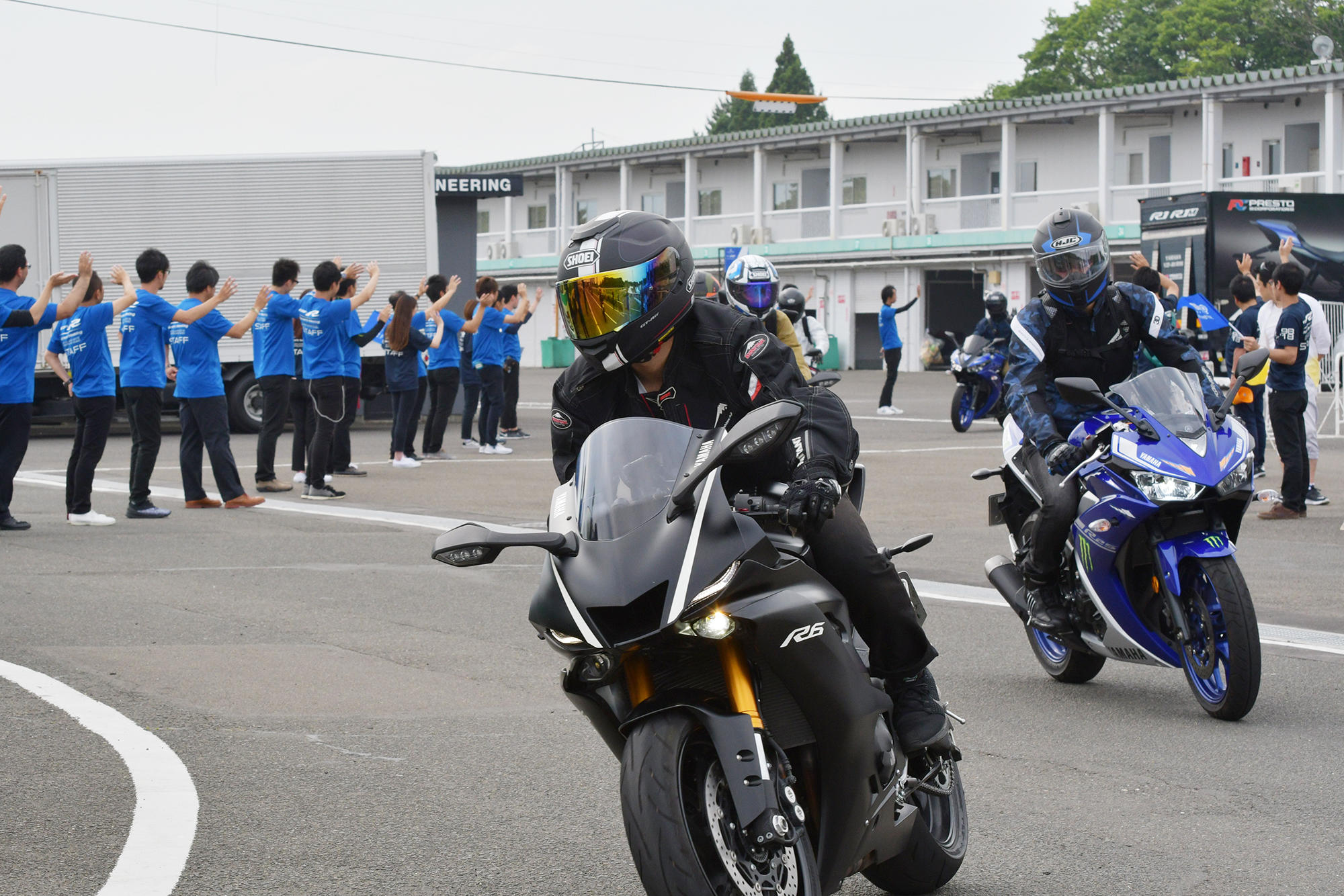 開発スタッフに見送られながらSUGOを後にするみなさん