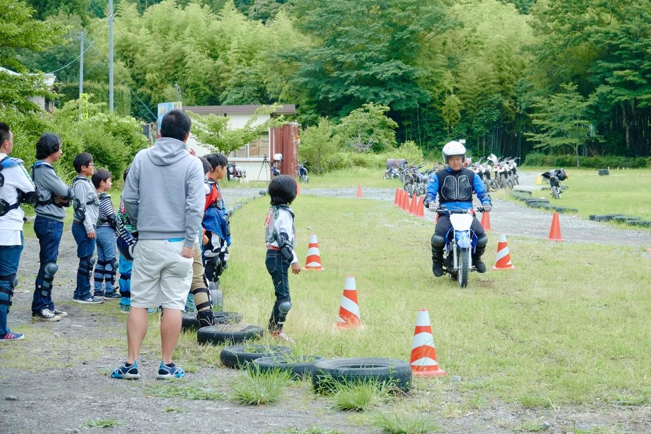 キュキュキューッ。