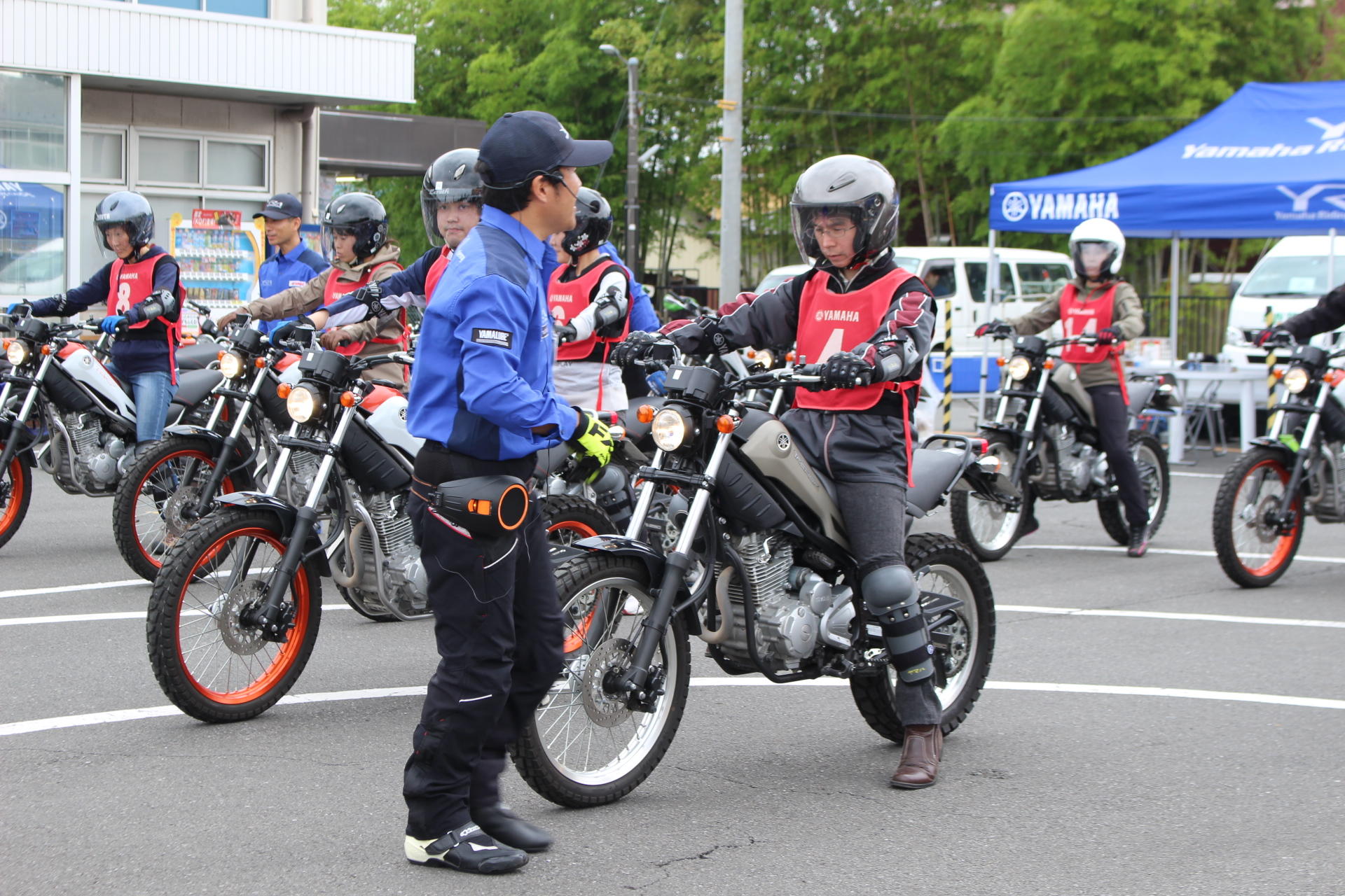 緊張してます（汗）アクセル、クラッチ、ブレーキ操作はじんわりとやさしくが基本です。