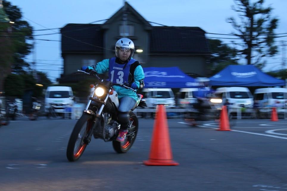 路面の状況や歩行者なども見え難くなる時間帯です。 