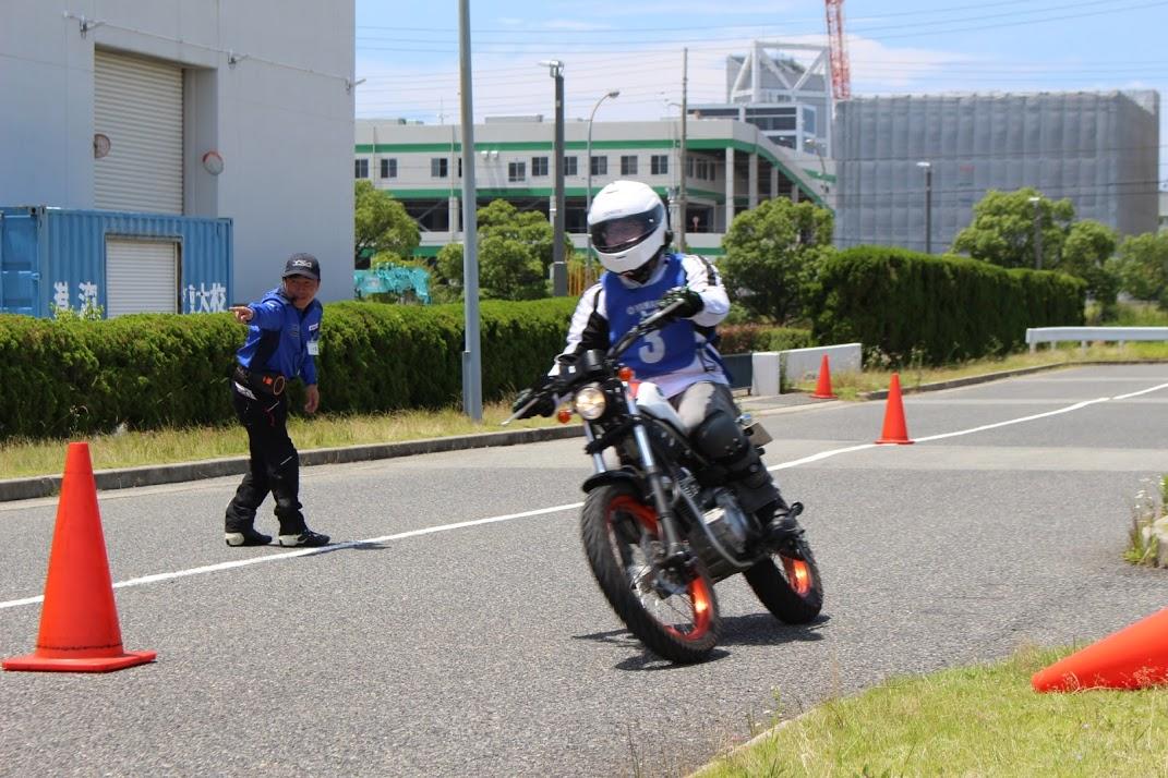 バイクは傾けて曲がるという基本的な特性を体で感じましょう。