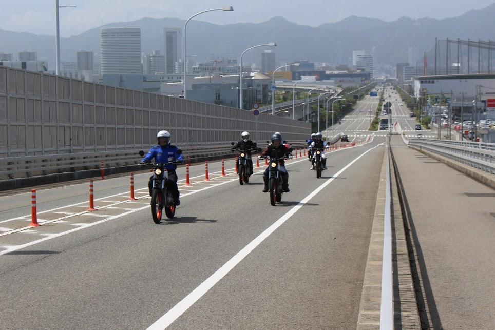 神戸空港へとかかる橋を爽快に走ります♪