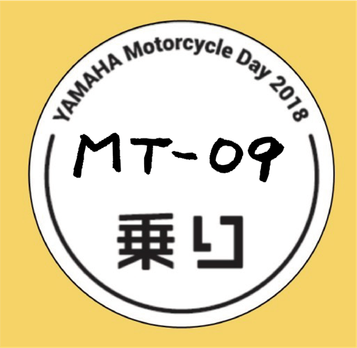 記入台でこんな風に記入して、衣服の上から、他のみなさんに見える場所に貼ってください。