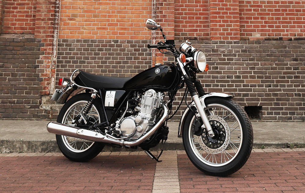 SEROW250、トリッカーに続き、SR400も第3次排出ガス規制に対応したモデルとして復活を果たしました。