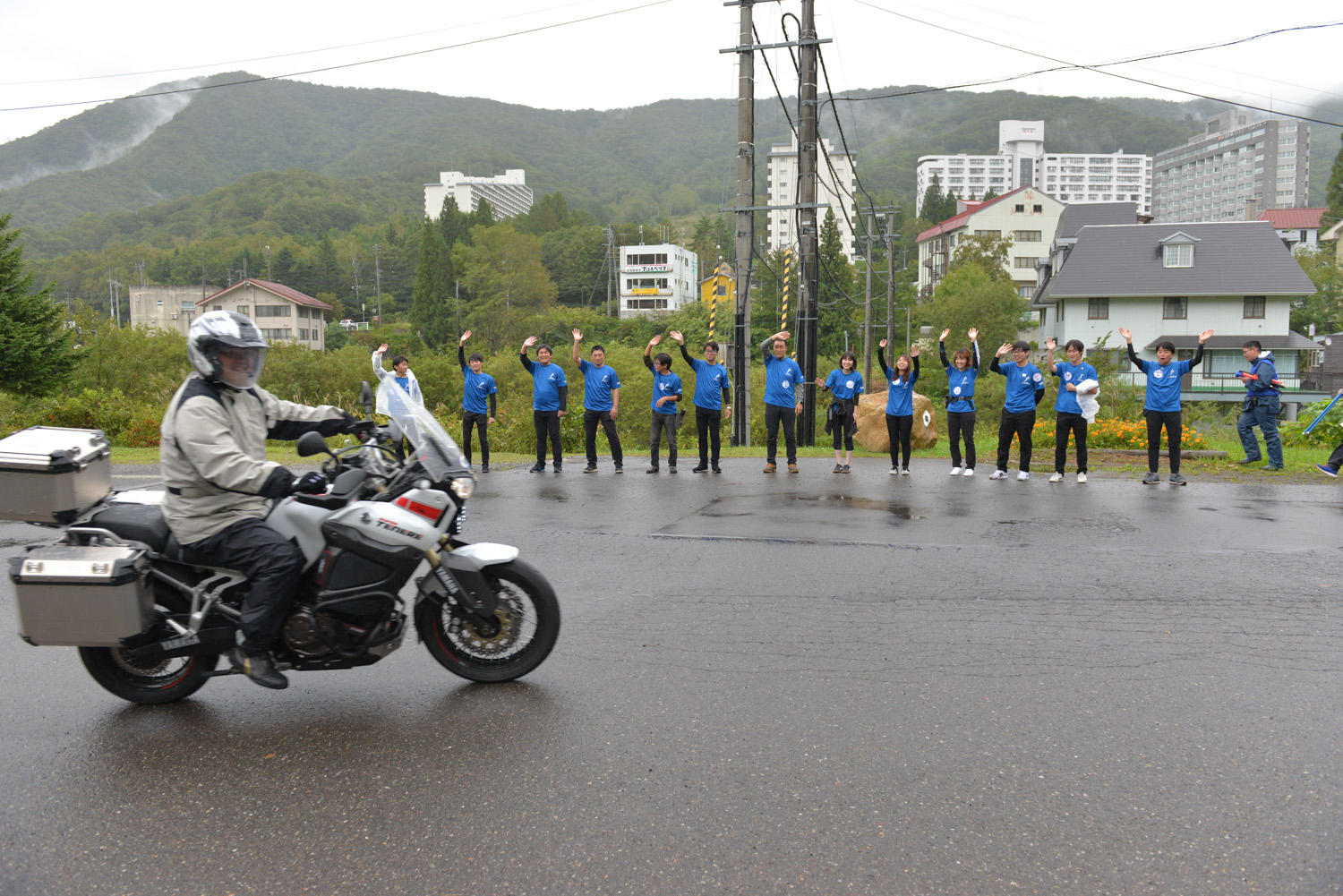 1日中、降ったり止んだり、時折雨脚が強まったりと、ツーリング日和とは言えないあいにくの天候でしたが、立ち寄ってくださったヤマハ乗り、ヤマハファンのみなさんは、雨なんて苦にせず、ノリノリで一期一会の一日を満喫くださっていたようでした。