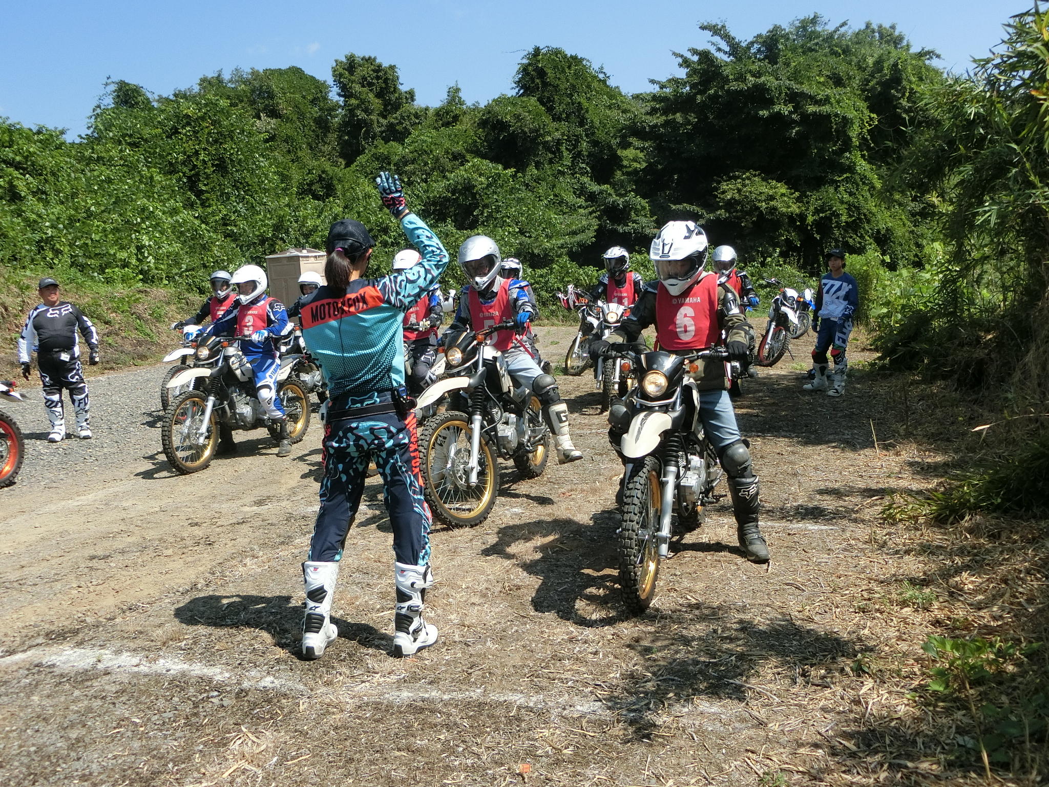 特にオフロードバイクは、オンロードのものと違ってハンドルの切れが大きく、肘をはらないと体に肘が当たって動きづらくなるそう。