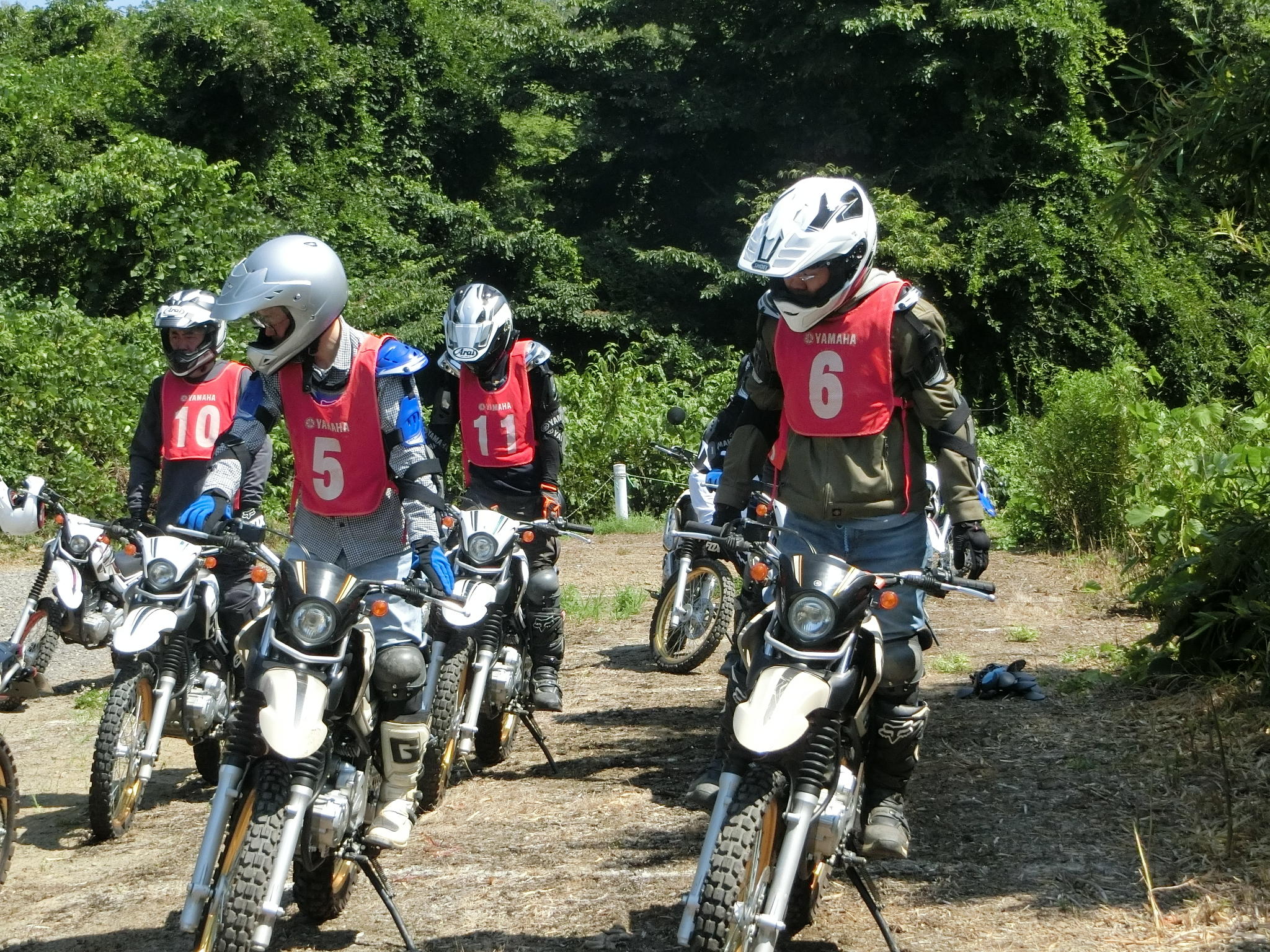 そもそも、オフロードでの中腰姿勢が必要な理由は、主に①路面による衝撃を和らげる為と②視野を広く保つ為の２点なのだとか。