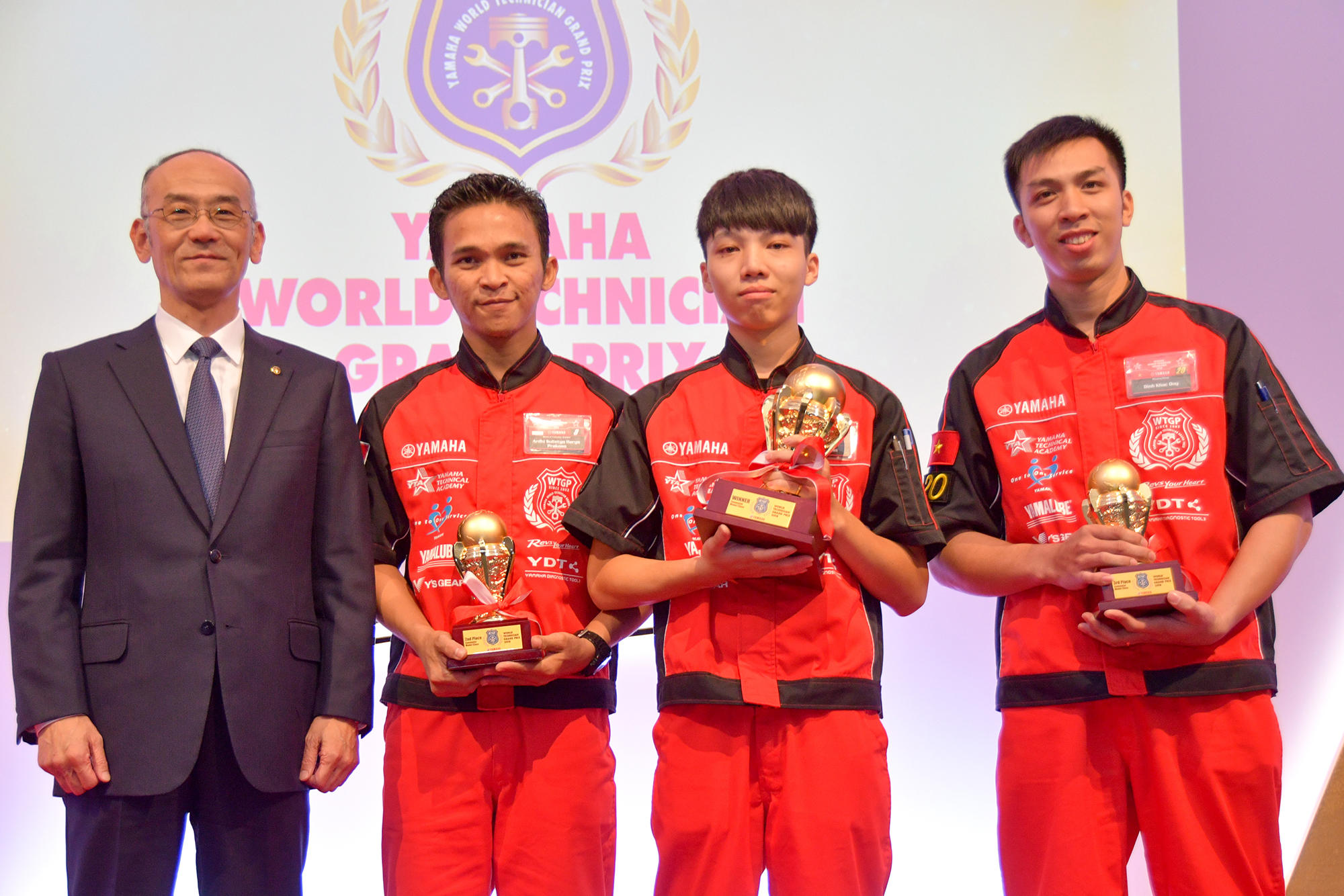 優勝：台湾代表 ウー・チャンウェイさん（右から2人目）