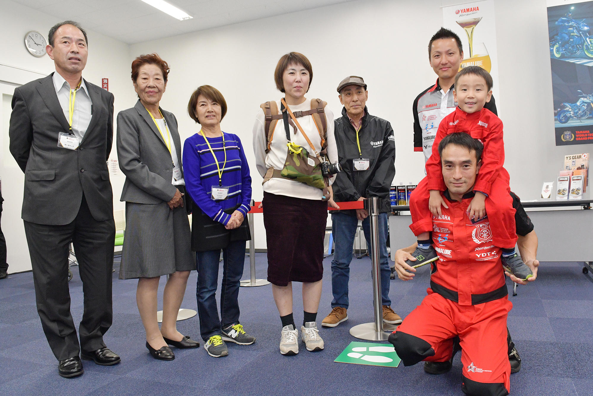 ショップの小林社長さん（左から2人目）に大網部長さん（左）までもが応援に駆けつけていました。