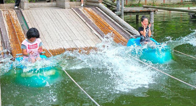 ほぼ水の中にダイブしているように見えるアトラクション・・・確実に濡れます。