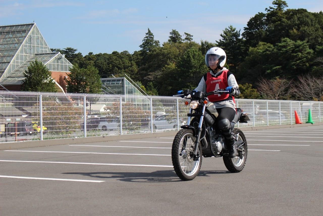 レッスン当初はカチコチでバイクに乗っていたヨシザワも･･･