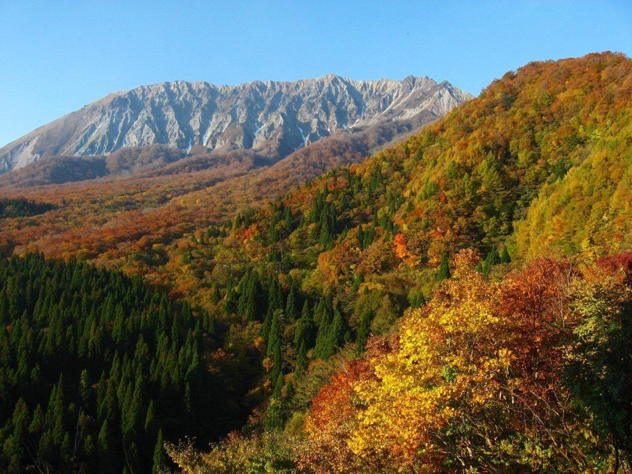 中国地方、大山の紅葉（鍵掛峠より）