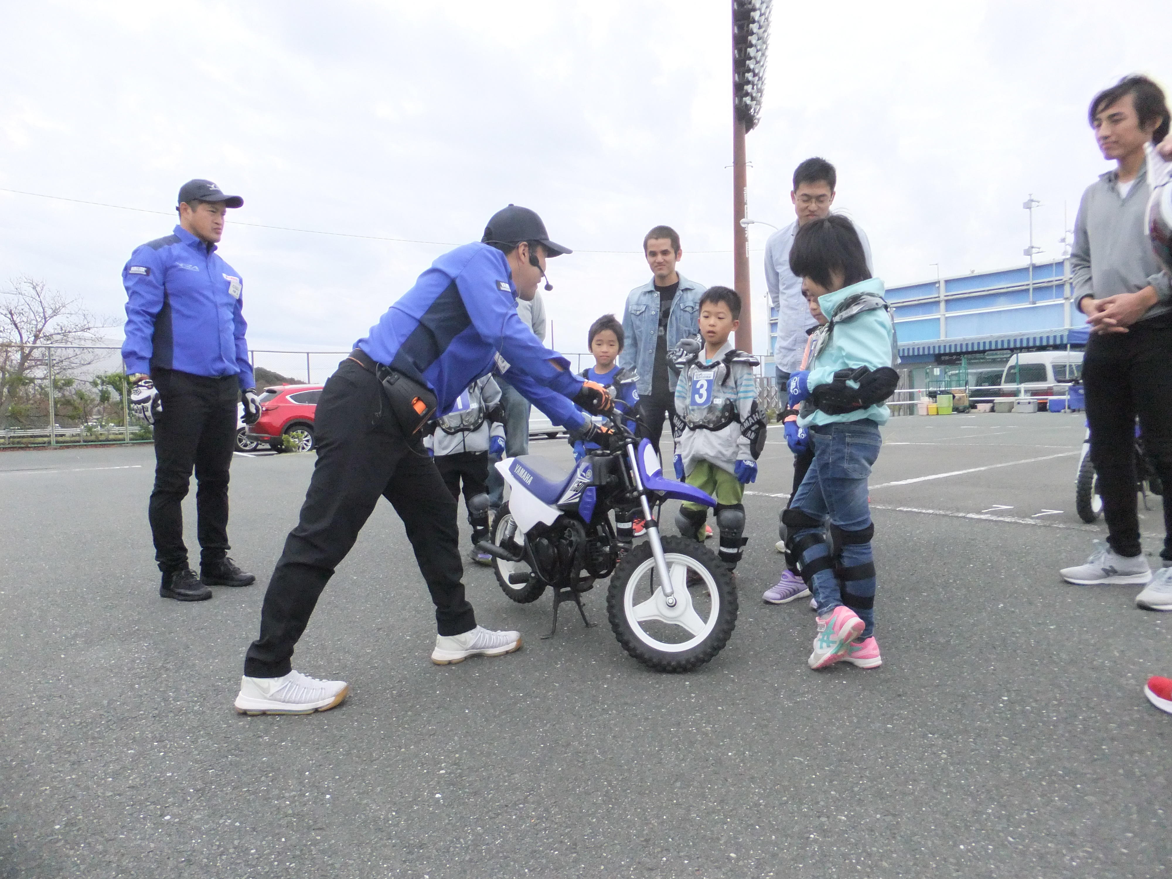 「自転車とバイクの違いは何かな？」乗車前には、バイクの特性を説明。