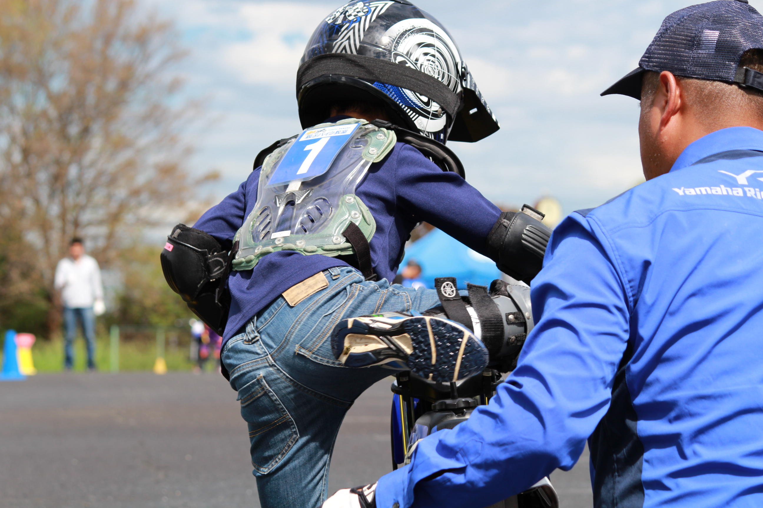 はじめてバイクに乗るという子に参加いただくトライコースは3時間で基本を繰り返し身につけ、