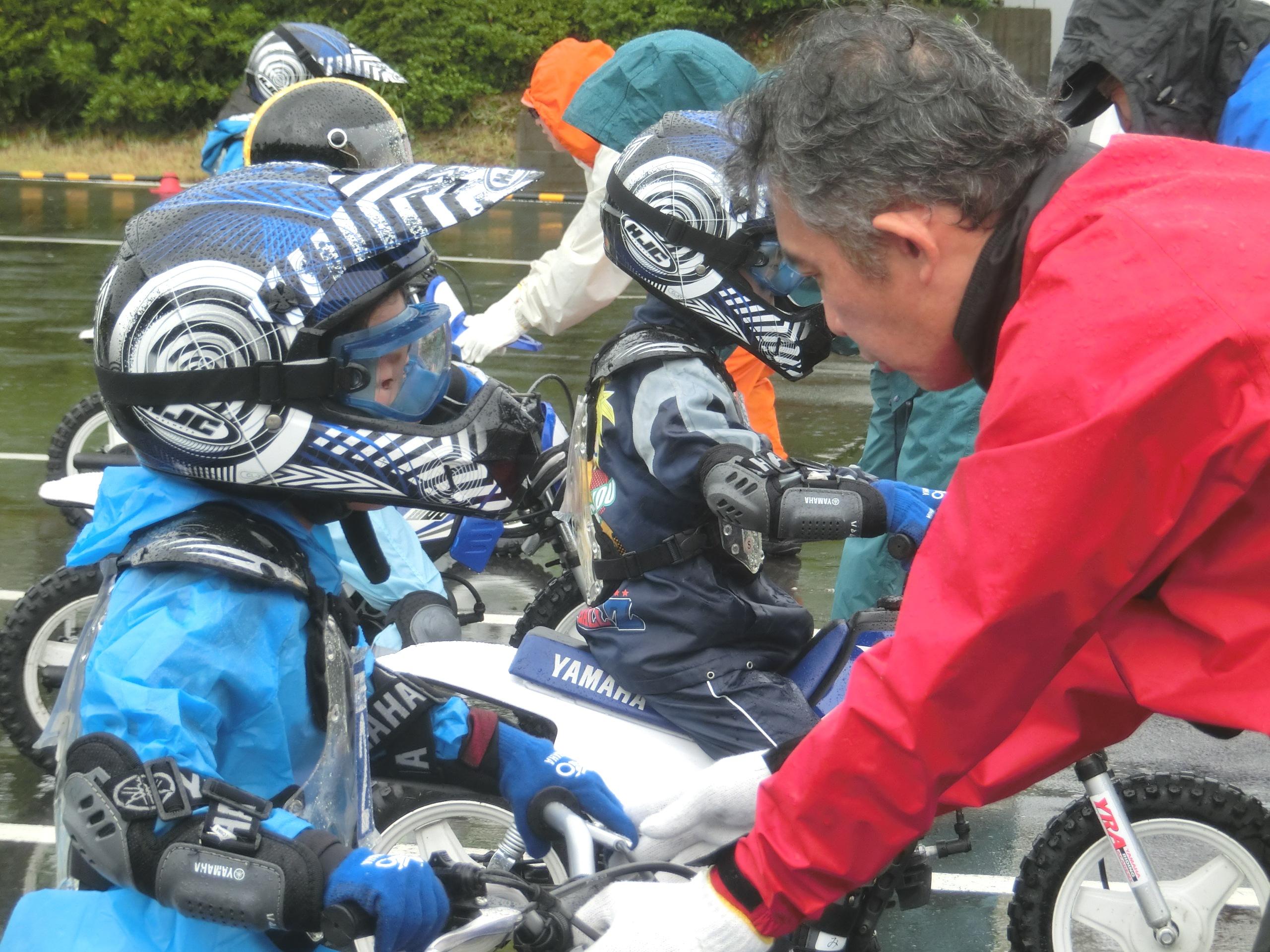 「普段は仕事や家事に忙しくて、なかなか子供との時間を取れない」「子供が大きくなるにつれて、親子の会話が減った気が...」というお父さん、お母さんの悩みも、親子バイク教室が解決しちゃいます。