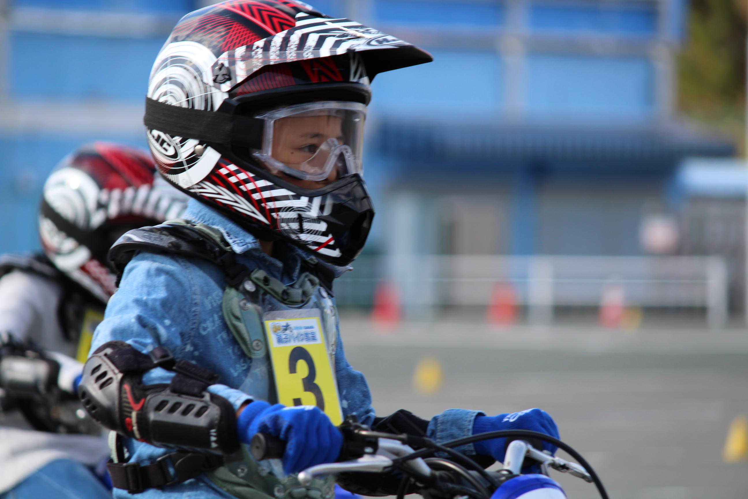 最後には親の手を離れて、一人でバイクを走らせる姿にじ～んときてしまうのでは＾＾