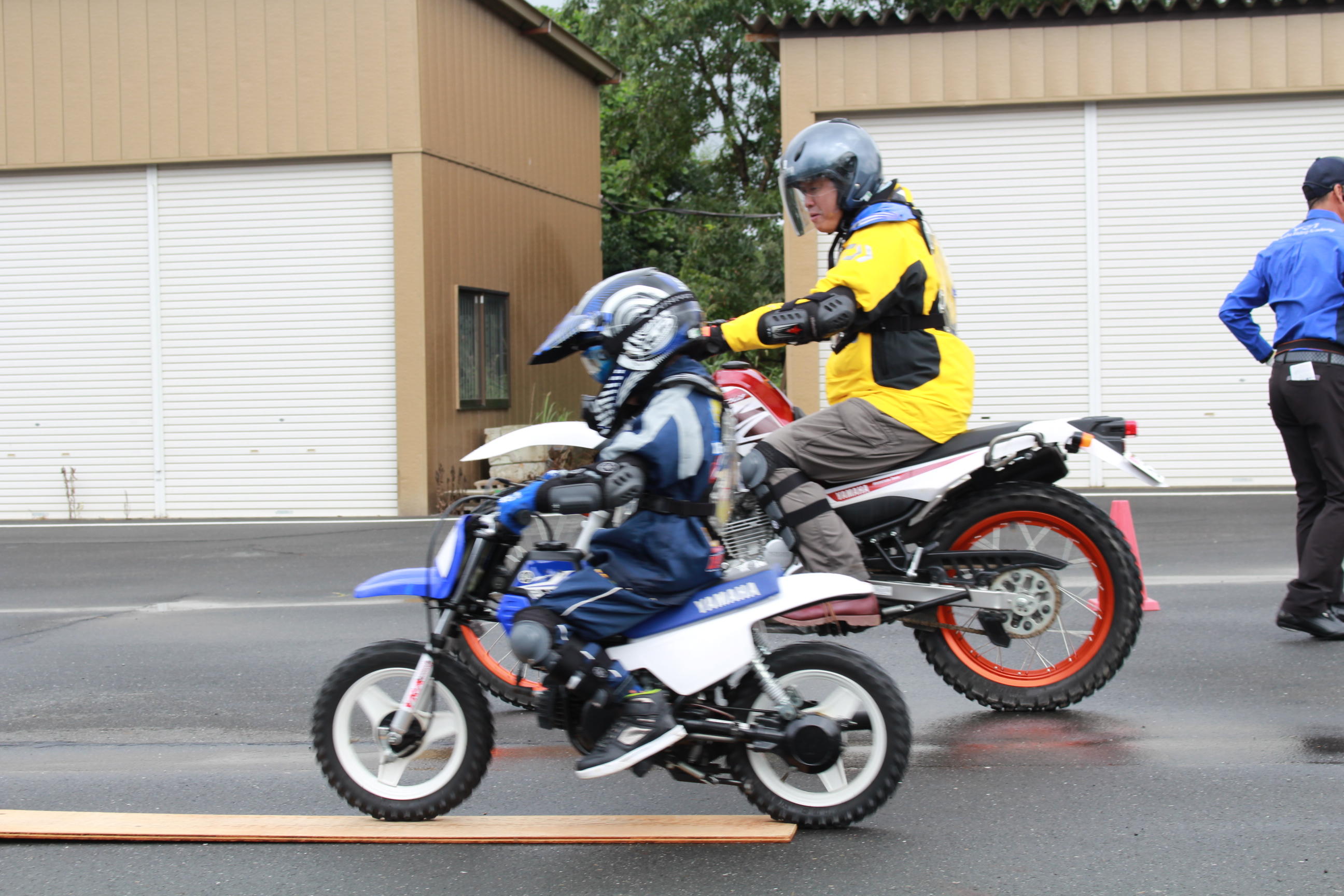 サーキットコースとは、様々な課題にチャレンジできるコースで、二輪免許（※小型・ＡＴ限定を除く）を持つお父さん、お母さんも子供と肩を並べて走れるコース。