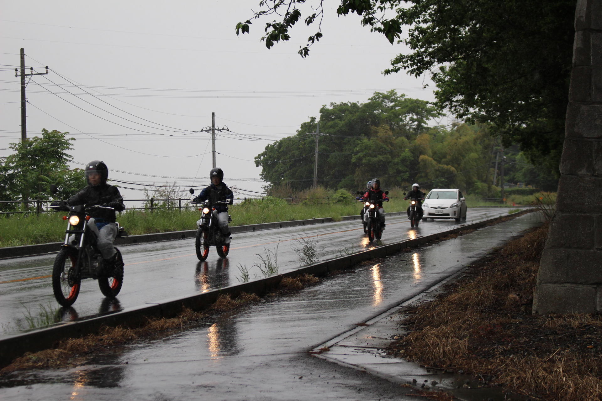 帰り道は空が暗くなり雨も強くなってきました・・・