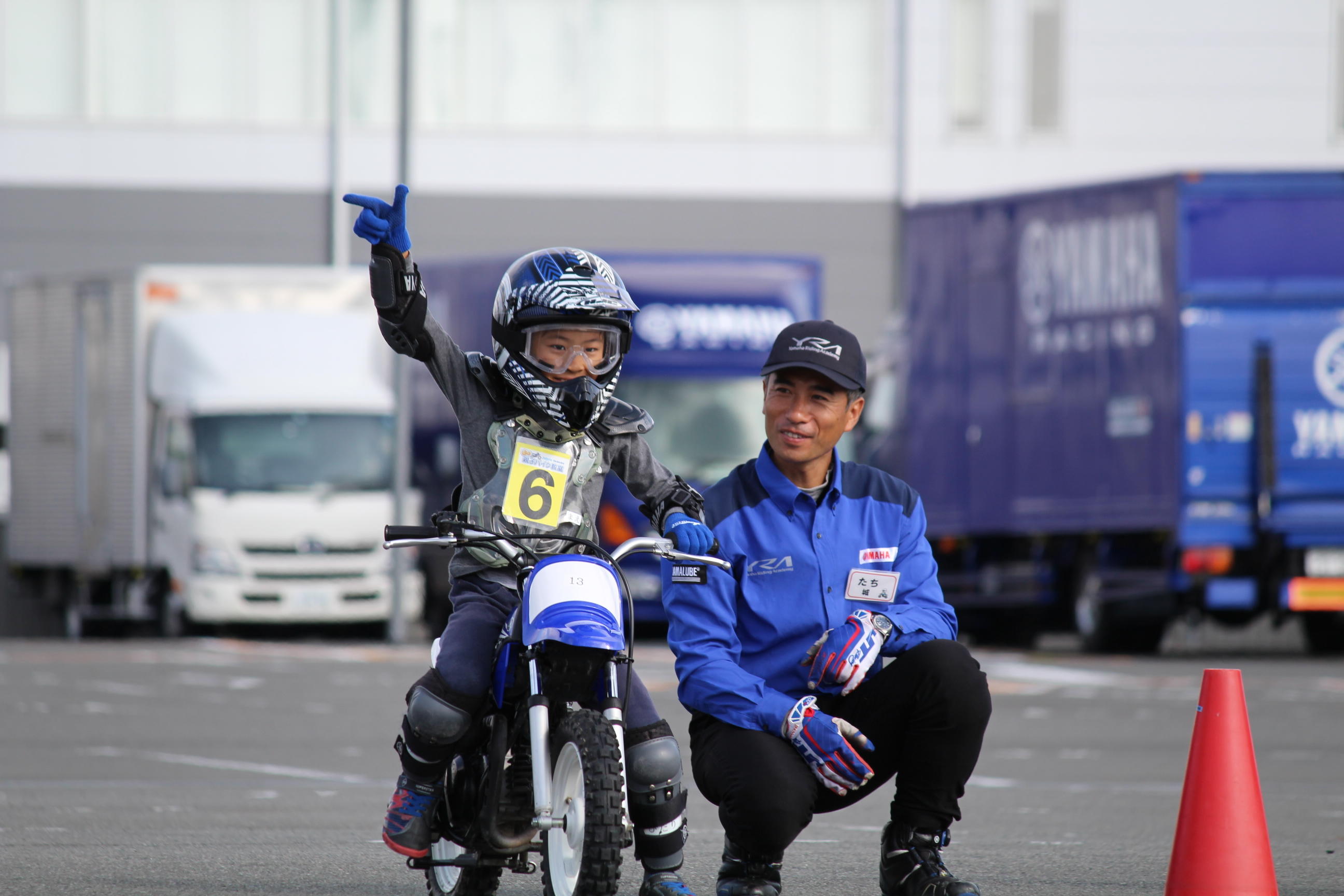 トライコースでは、インストラクターからバイクの基本的な特性を学び