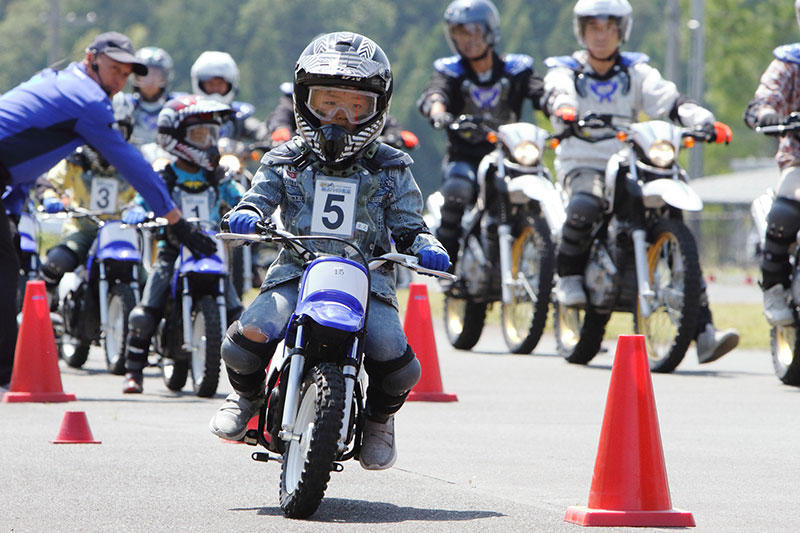 親子一緒にミニサーキットを走れる！サーキットコース