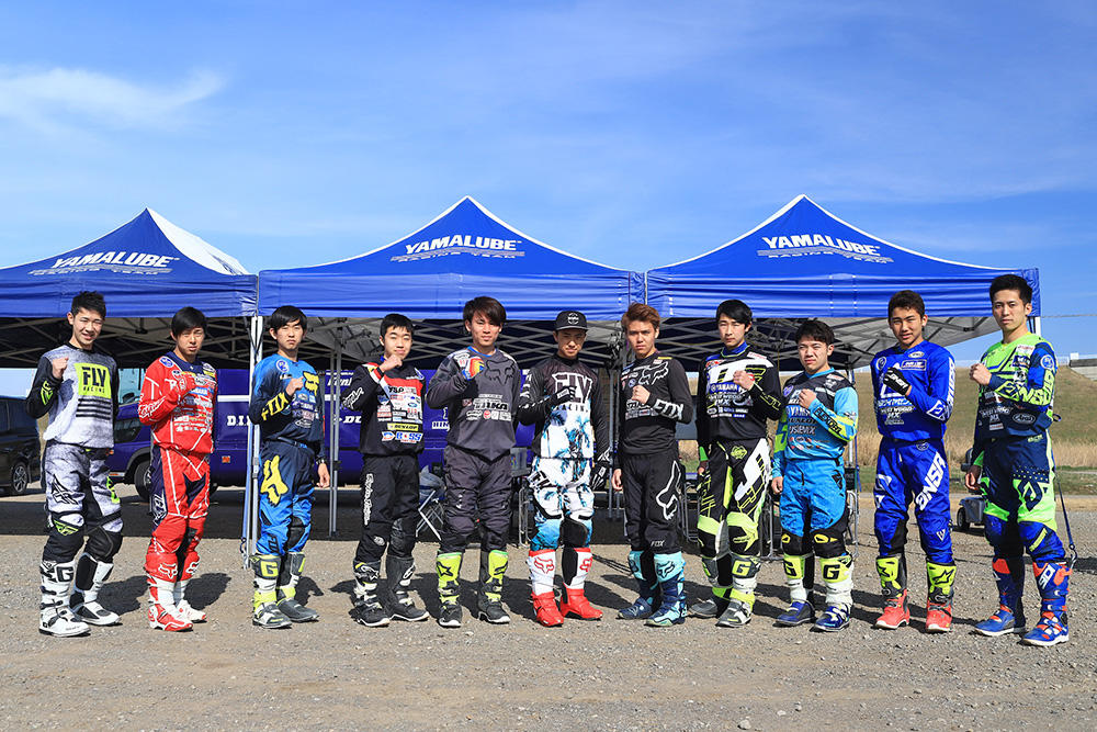 この10名に加え「YMAHALUBE RACING TEAM」の鳥谷部晃太選手もミーティングに参加。