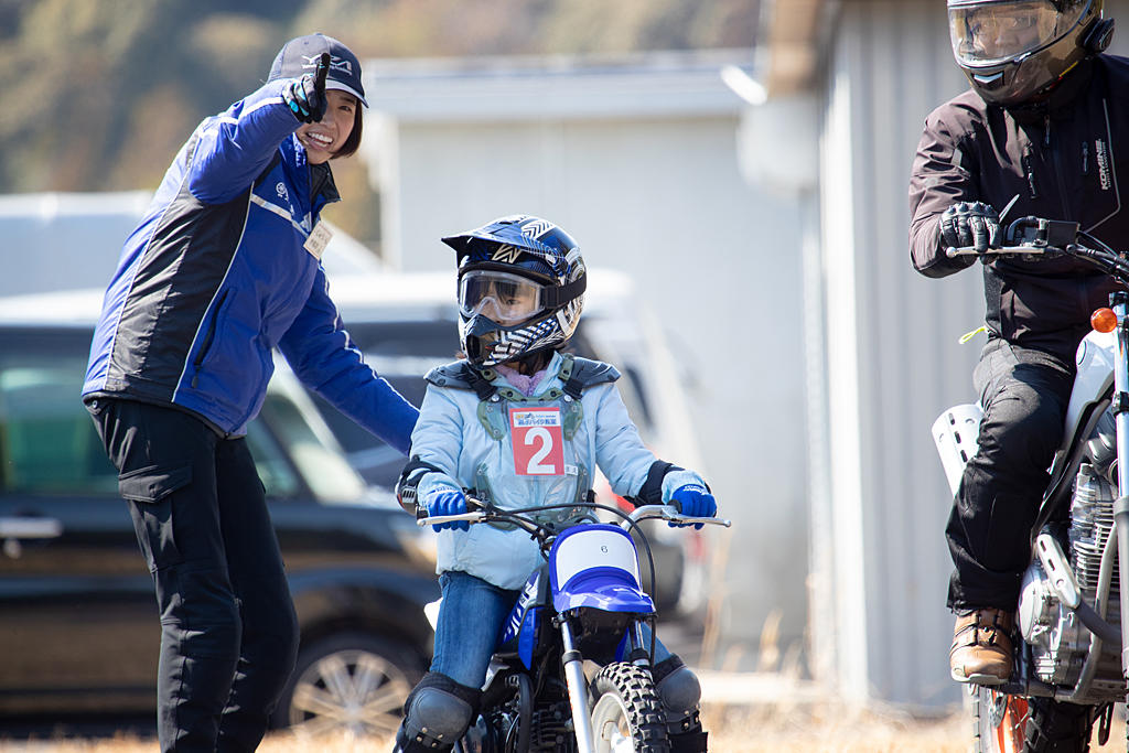 親子バイク教室とは、普段自転車に乗っている小学生を対象としたバイク教室。