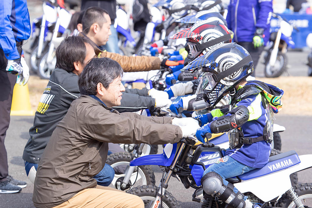 バイクの特徴について説明を受けたら、まずは親子で