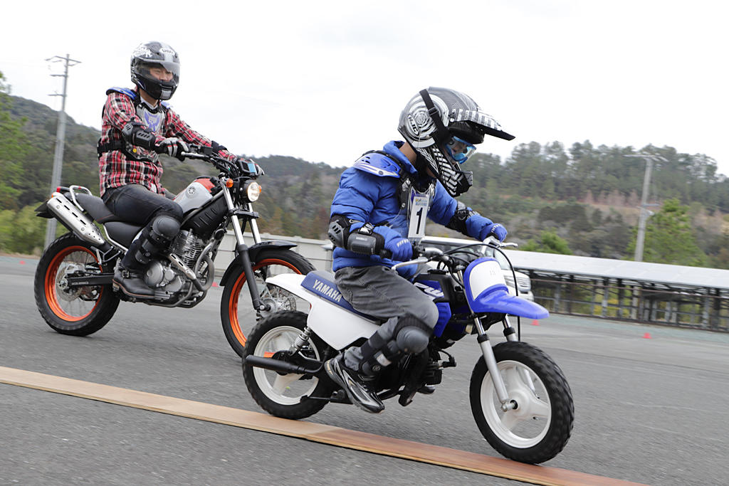 サーキットコースでは、一本橋や