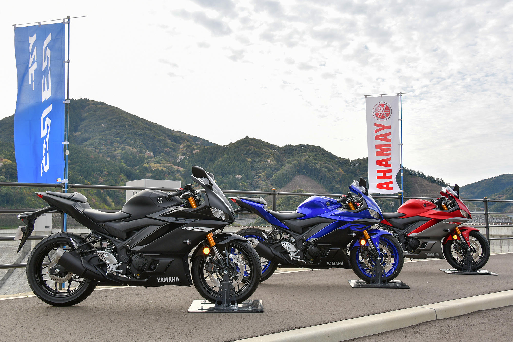 会場には新型YZF-R25全3色も展示