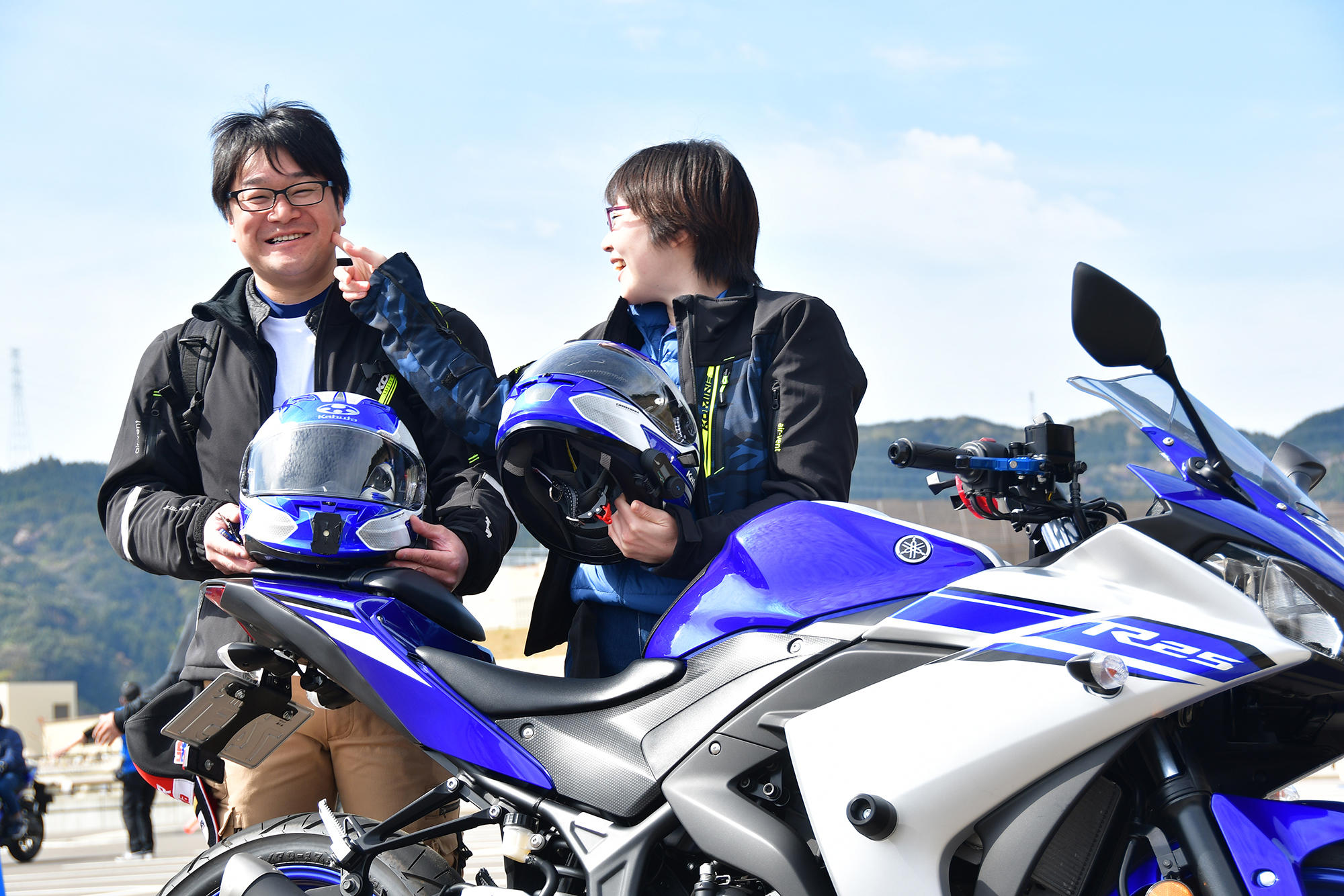 高校生の時から憧れていたバイク免許を昨年12月に取得したというYZF-R25オーナーさん（右）