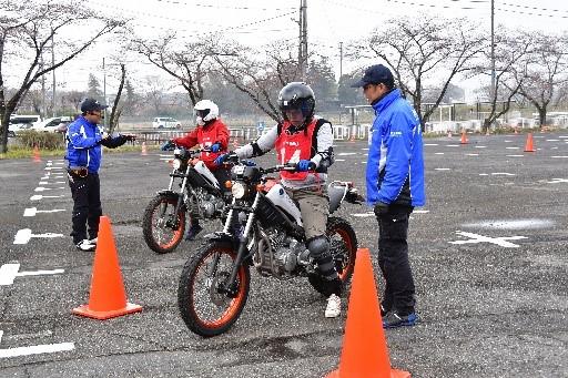 インストラクターが、受講者さんをひとりずつ見て細かいクセまで確認