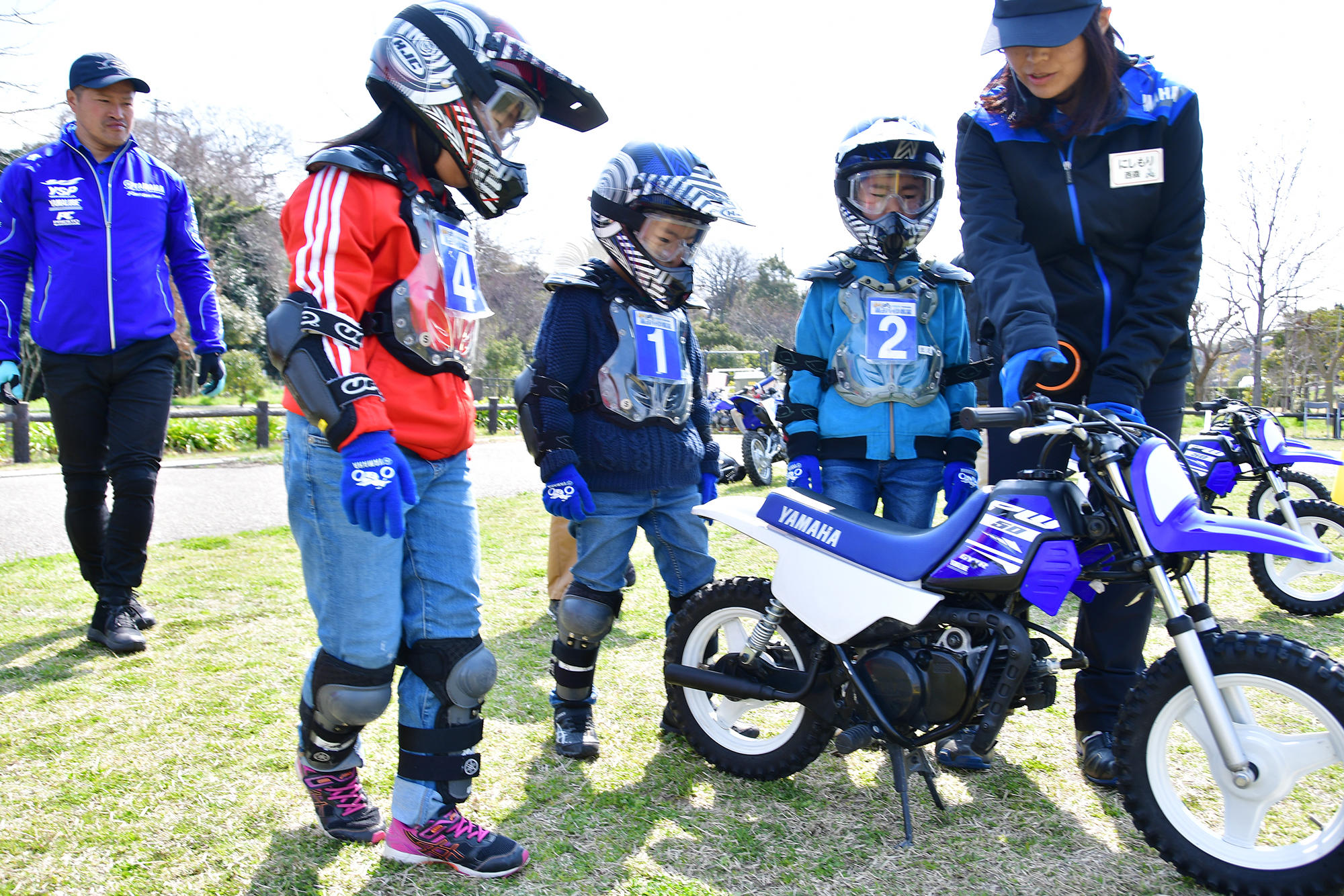 補助輪なしの自転車に乗れる小学生ならどなたでもご参加いただけます。保護者の方がバイクに乗れなくても大丈夫。二輪免許も不要です！