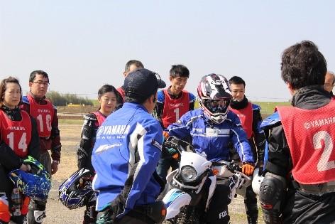 バイクを囲んで、お手本を見せながらまずは説明。