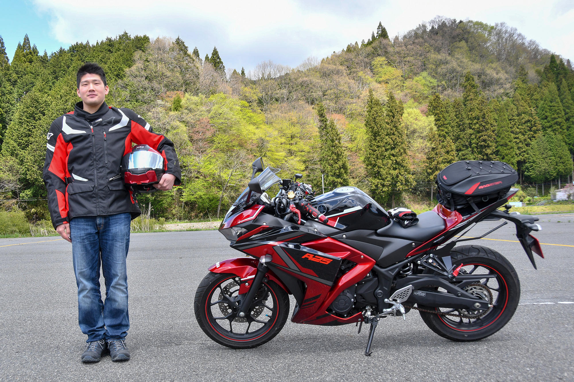 赤でトータルコーディネイトしているYZF-R25オーナーさん