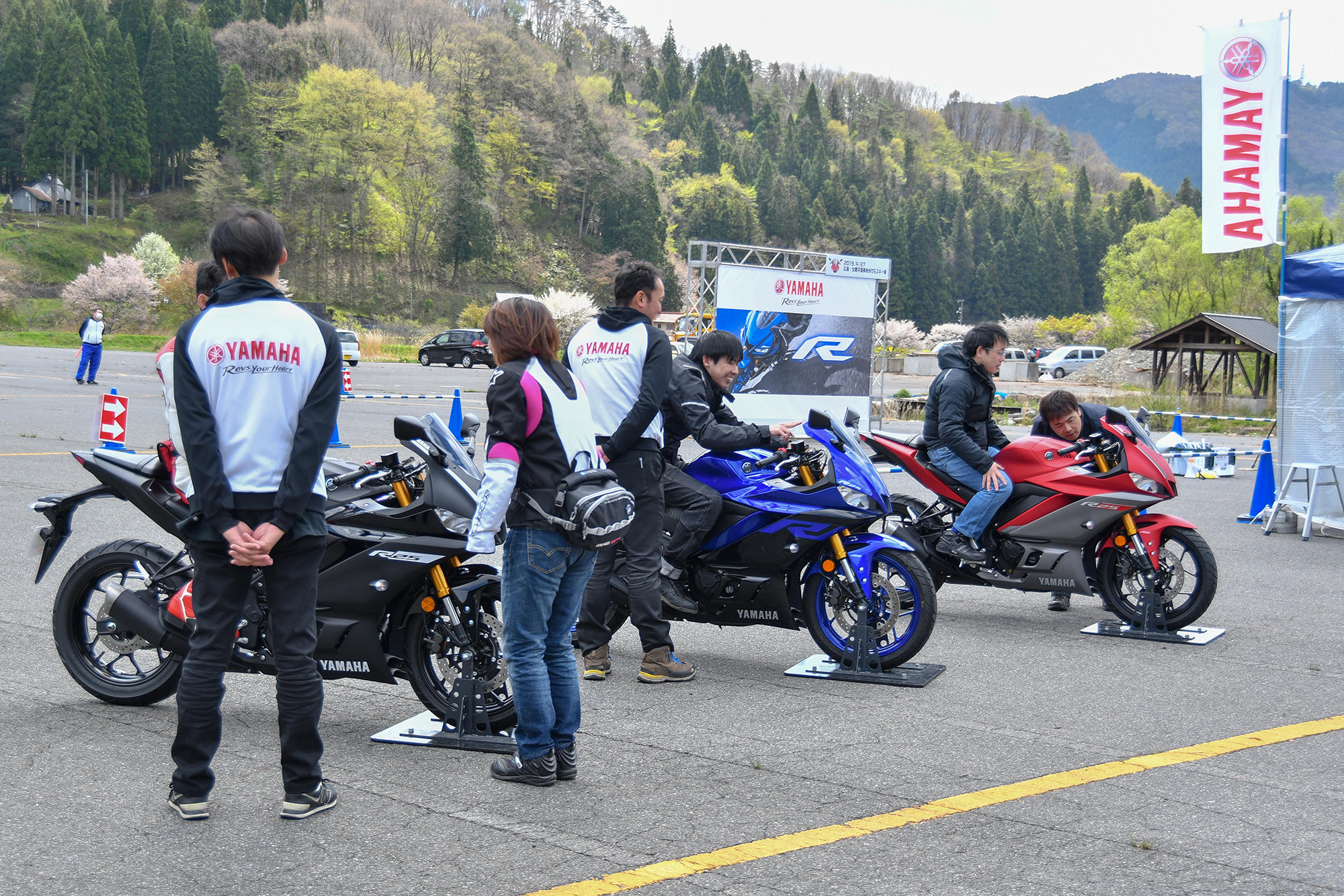 新型「YZF-R25」も展示していますよ