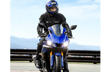 お待たせしました。新生YZF-R3の発表です！