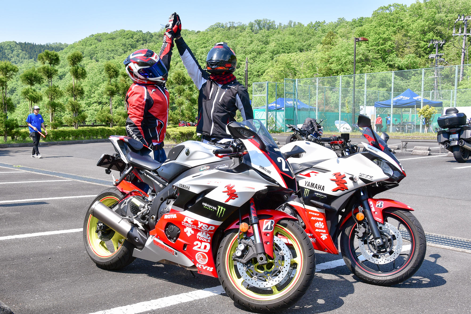 こちらは4年連続で8耐優勝に輝いた2018年YAMAHA FACTORY RACING TEAMの「YZF-R1」を参考にドレスアップした「YZF-R6」と「YZF-R25」のオーナーさんが意気投合！