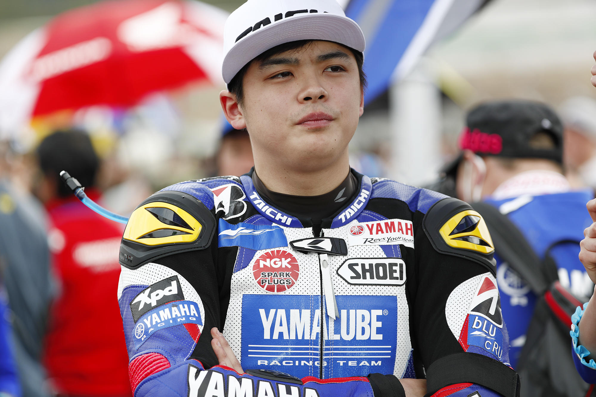 「YZF-R6」にて2017年全日本ロードレース選手権ST600でチャンピオンを獲得し、今シーズンは、「YAMALUBE RACING TEAM」から「YZF-R1」で全日本ロードレース選手権JSBクラスに参戦中の前田恵助選手、2015年全日本ロードレース選手権ST600のチャンピオン・横江竜司選手、そして「YZF-R6」でサーキット走行をされているYoutuber・みやゆうさんと一緒にバスに乗り、SUGOの本コースを巡ります。