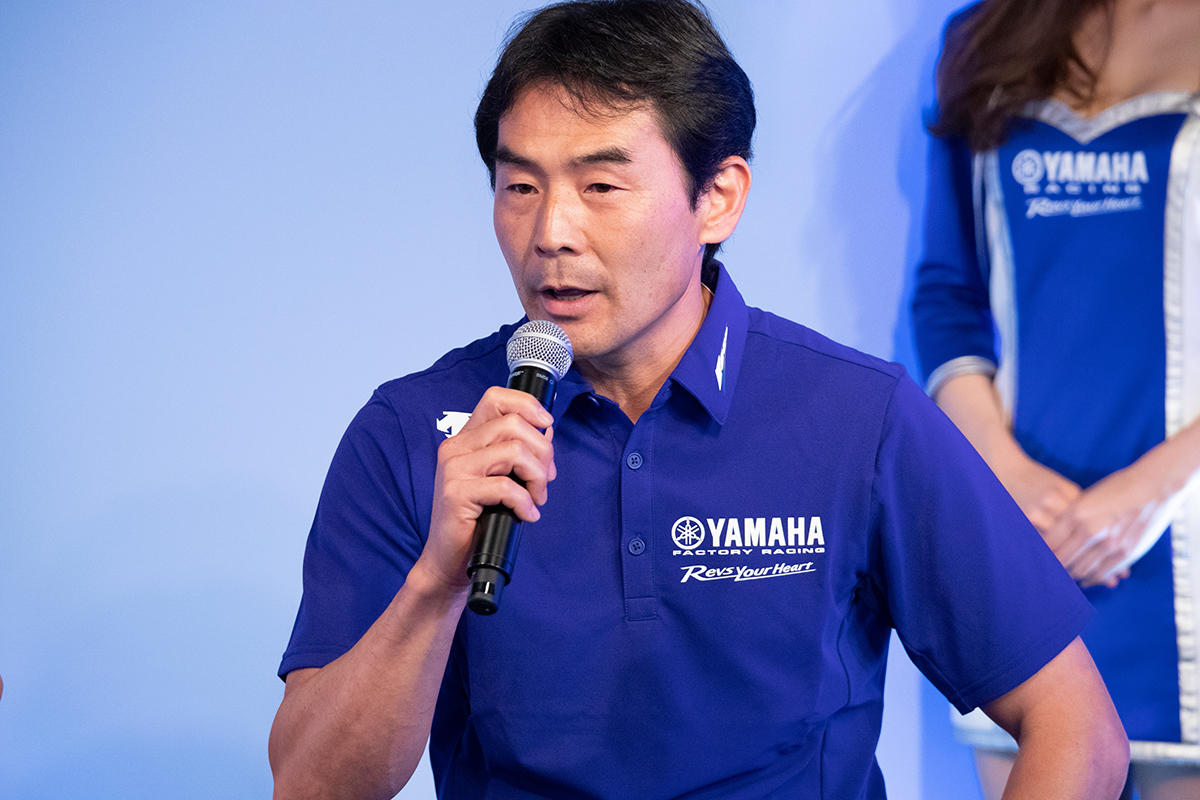 監督は、全日本ロードレースで「YAMAHA FACTORY RACING TEAM」を率いる吉川和多留監督が務めますよ。