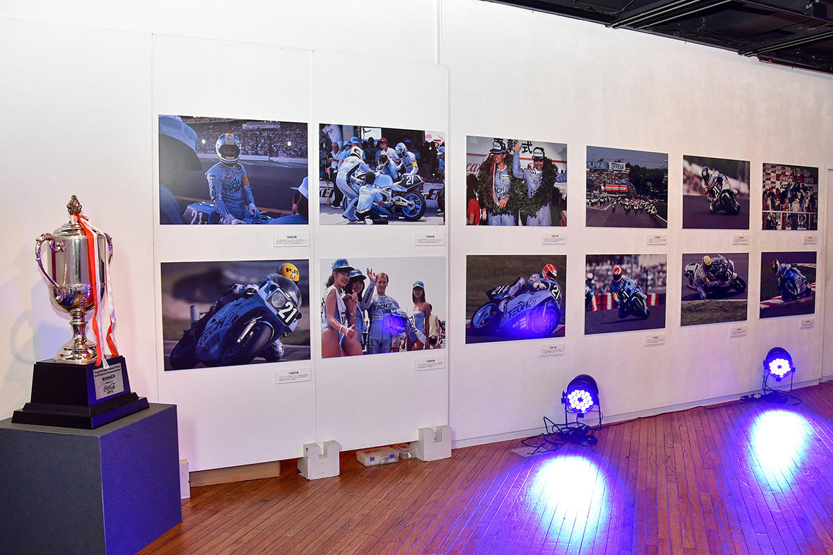 スポーツランドSUGOのパノラマ広場にあるレセプションホール2階では、ヤマハの8耐参戦ヒストリーを写真パネルで展示します。