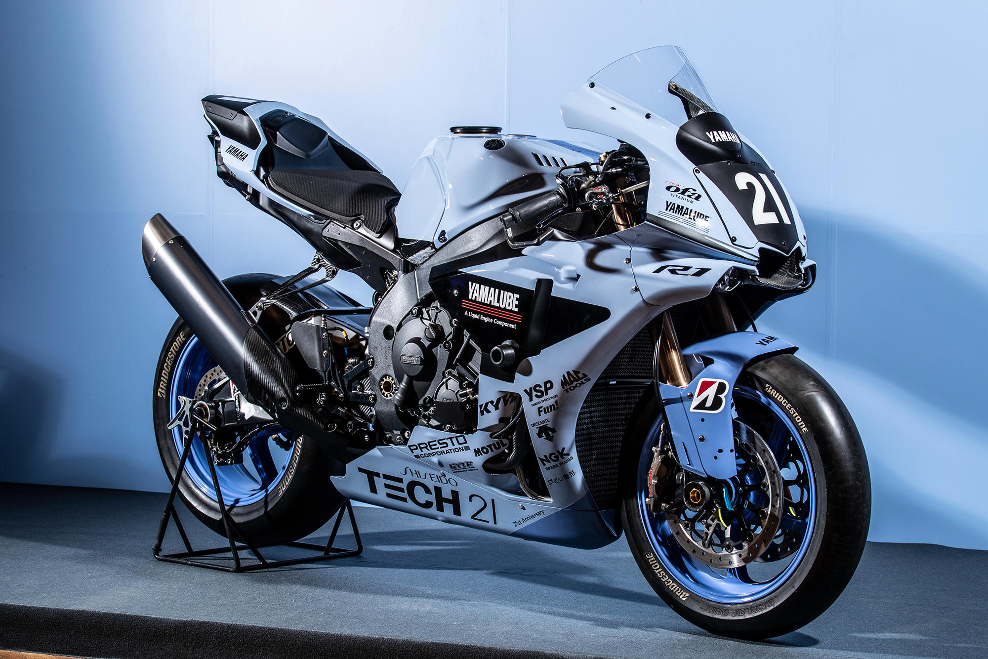 そして「#21 YAMAHA FACTORY RACING TEAM」は、「YZF-R1」が今年で発売から21周年を迎えることに合わせ、ヤマハのエースゼッケン「21」の原点である、1985年の鈴鹿8耐参戦マシン「ヤマハTECH21チーム※」の復刻カラーで出場するのです！