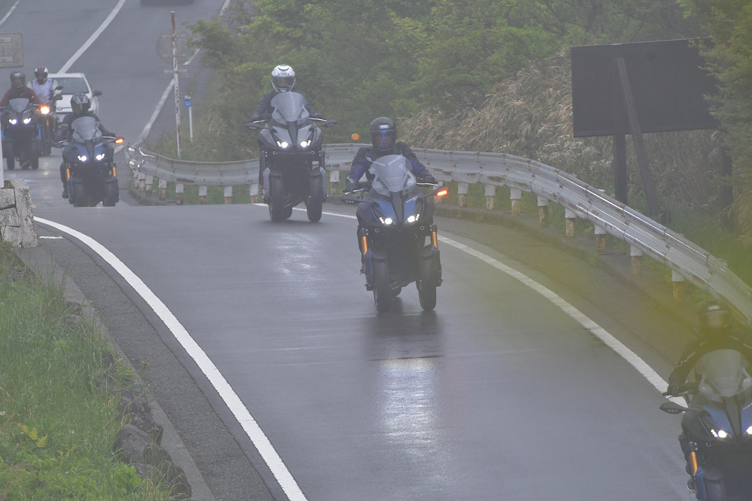 実際にウエット路面で試乗された方から口々に「雨の日の橋の鉄板のつなぎ目はものすごく気を使うのに、何事もないかのように安心して走れました」「試乗の道路に出るまで、歩行者がいるなど、ものすごく低速で移動しなければなりませんでしたが、その時の安定感に驚きました」「フロント2輪の安定性だけでなく、素直なエンジンも良かった」などの感想が寄せられていました。