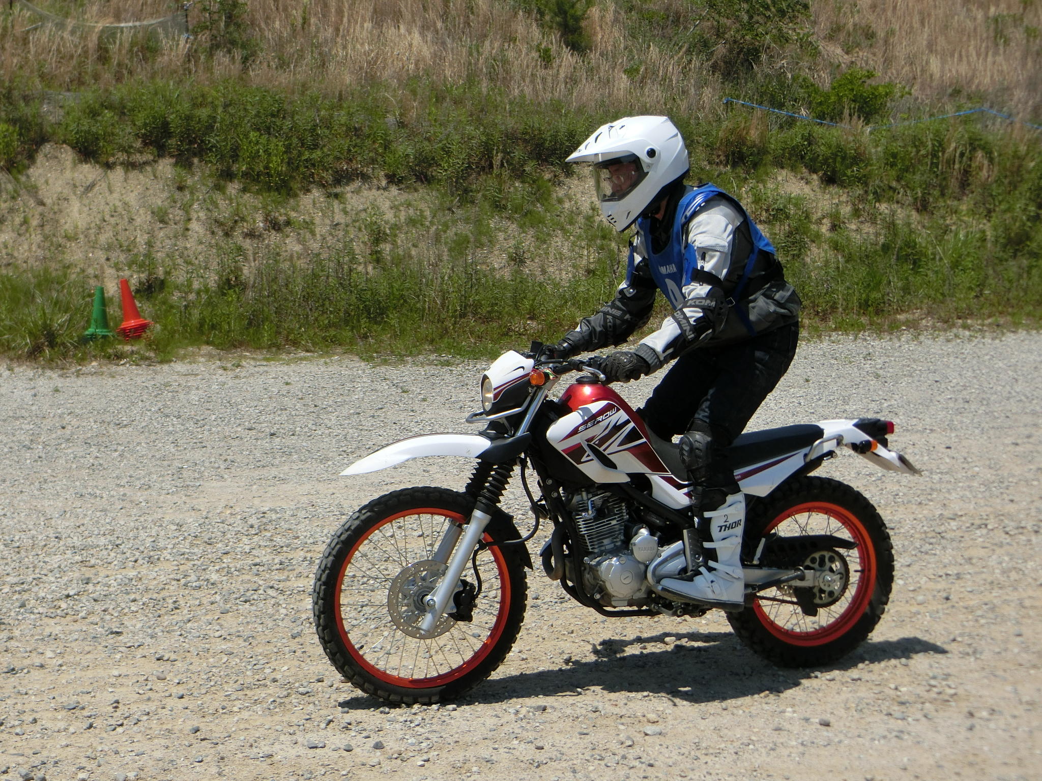 路面の凸凹をバイクのサスペンション+肘、膝のクッションで吸収できるので楽に走行できます