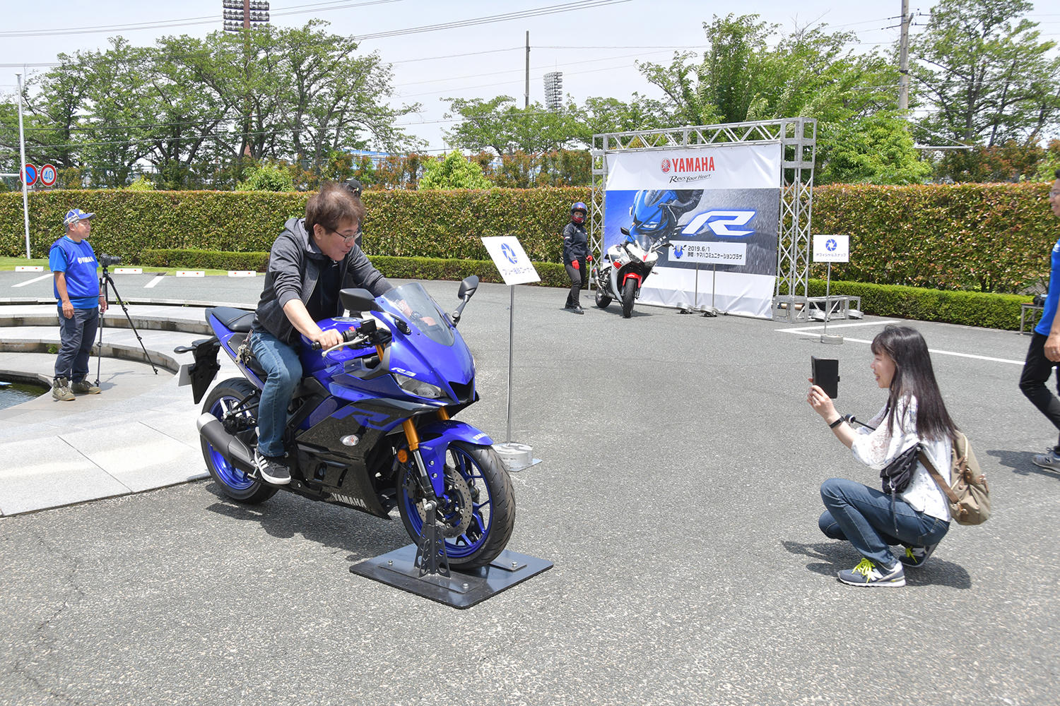 会場には新型「YZF-R3/R25」を展示。自由にまたがって、撮影していただけます。