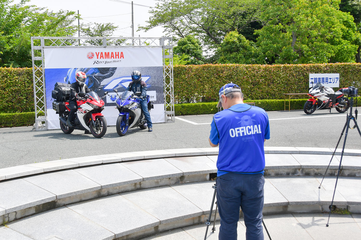 ご希望されるYZF-R3/R25オーナーさんはどなたでも、「オフシャルスナップ」として、大型パネルセットの前で、愛車と一緒にプロカメラマンが撮影させていただきます。