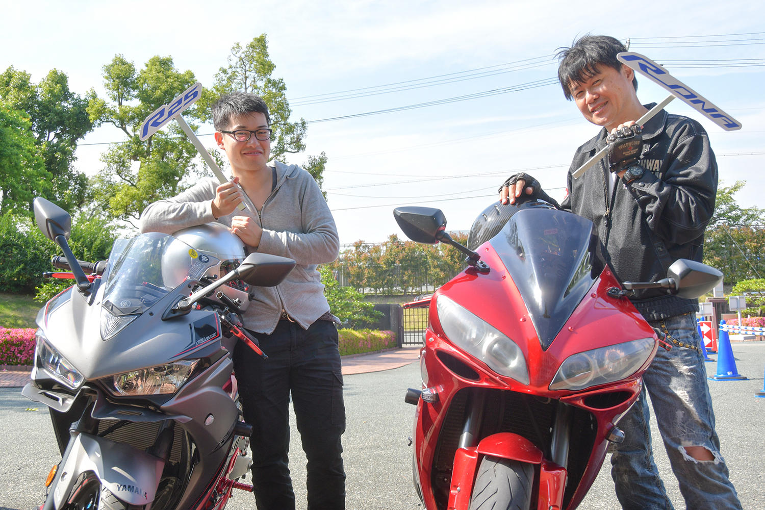 息子さん（左・バイク歴4年）がYZF-R25を購入したのを見て、負けたくないから同系の上位モデルにしたい！とYZF-R1を購入したお父さん（右・バイク歴34年）。